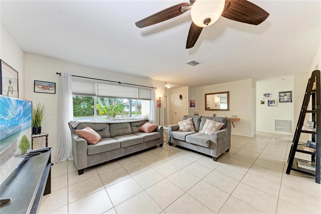 En Venta: $439,000 (3 camas, 2 baños, 1668 Pies cuadrados)