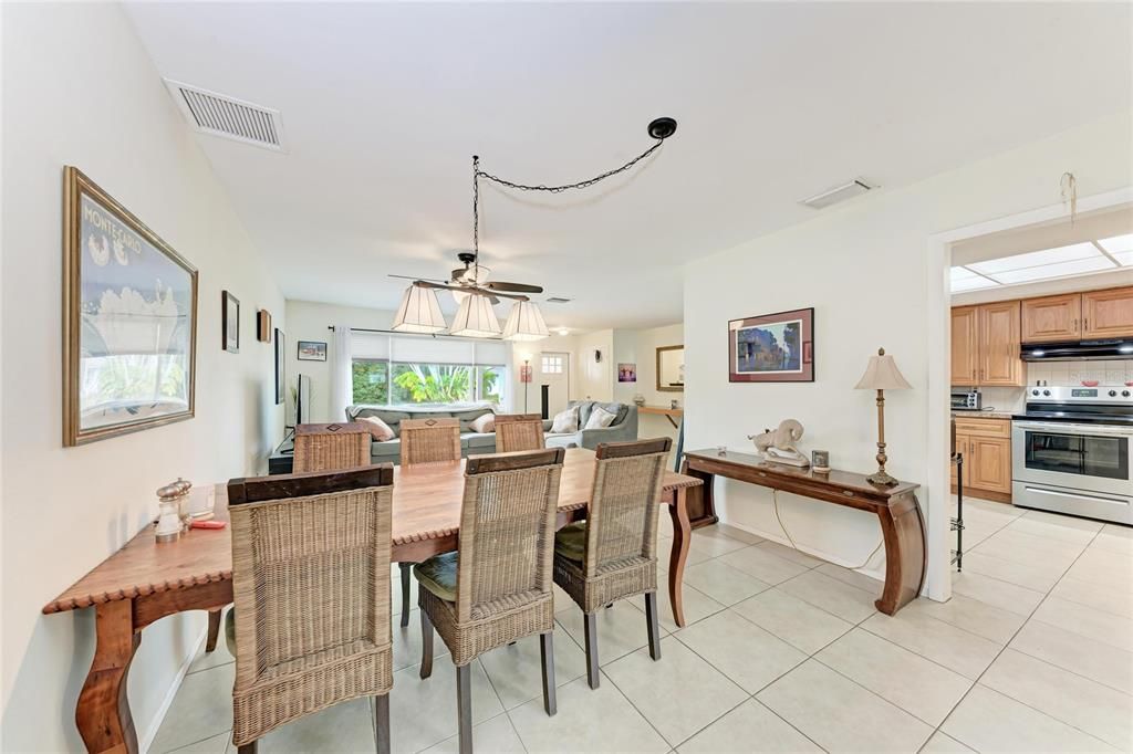 En Venta: $439,000 (3 camas, 2 baños, 1668 Pies cuadrados)