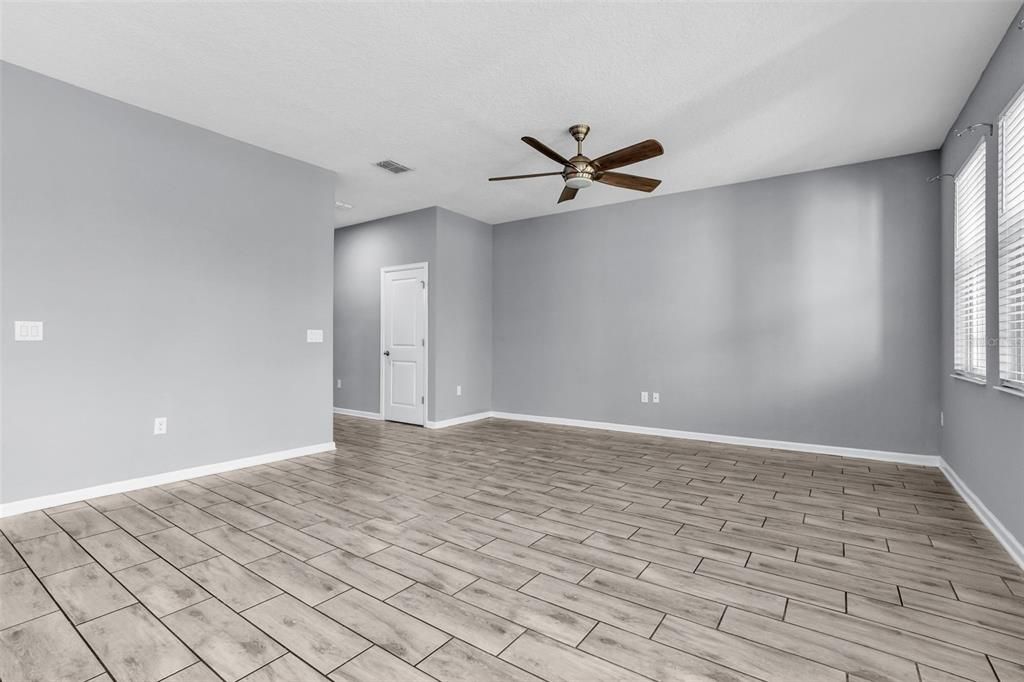 For Sale: $359,999 (4 beds, 2 baths, 2333 Square Feet)