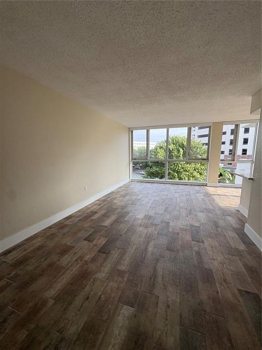 For Rent: $2,000 (1 beds, 1 baths, 859 Square Feet)