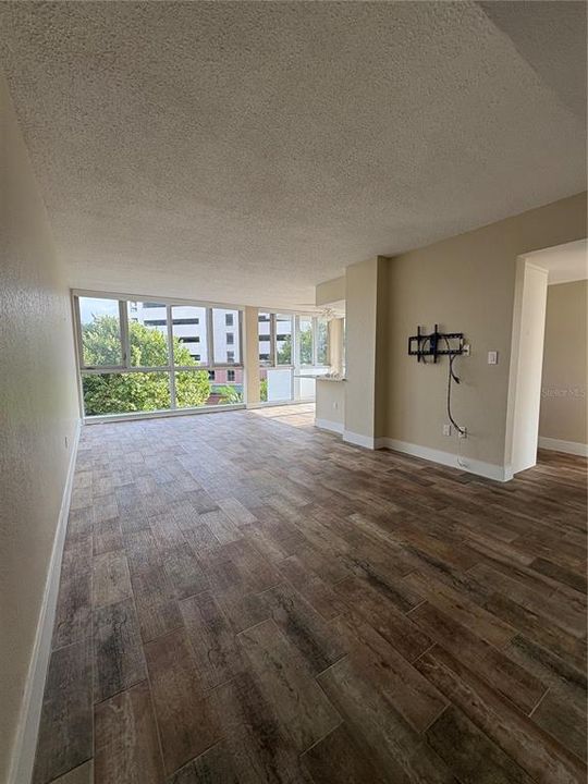 For Rent: $2,000 (1 beds, 1 baths, 859 Square Feet)