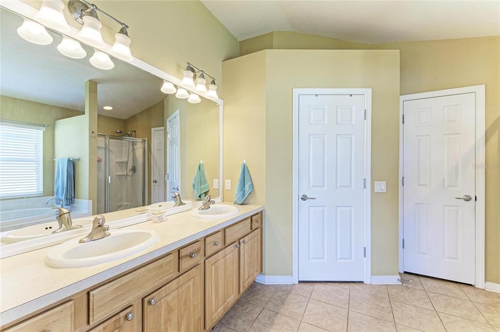 На продажу: $350,000 (4 спален, 2 ванн, 1684 Квадратных фут)