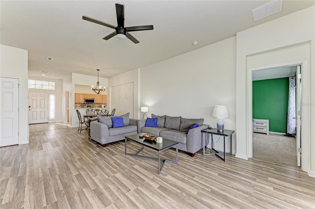 На продажу: $350,000 (4 спален, 2 ванн, 1684 Квадратных фут)