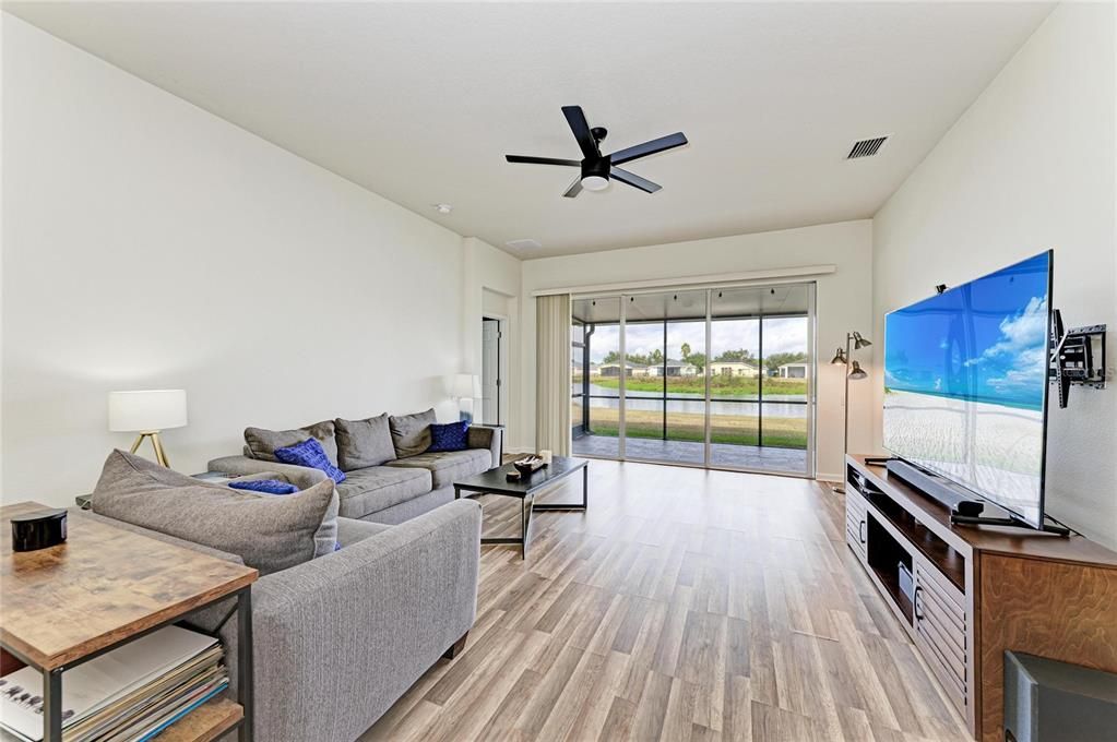 На продажу: $350,000 (4 спален, 2 ванн, 1684 Квадратных фут)