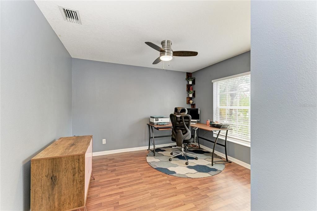 На продажу: $350,000 (4 спален, 2 ванн, 1684 Квадратных фут)