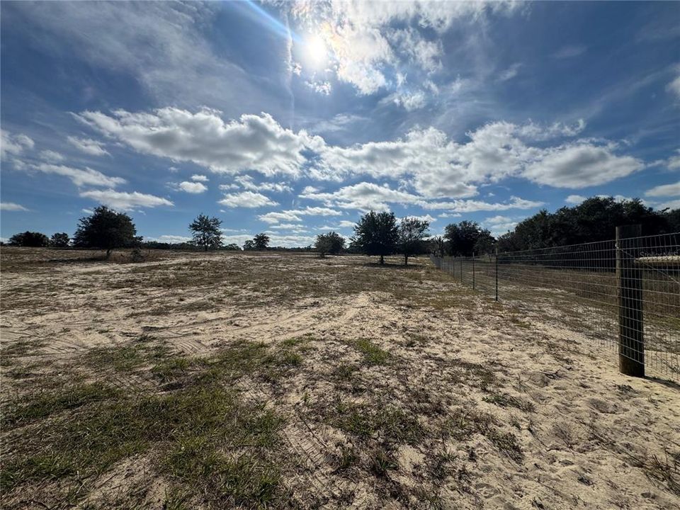 待售: $855,000 (24.92 acres)