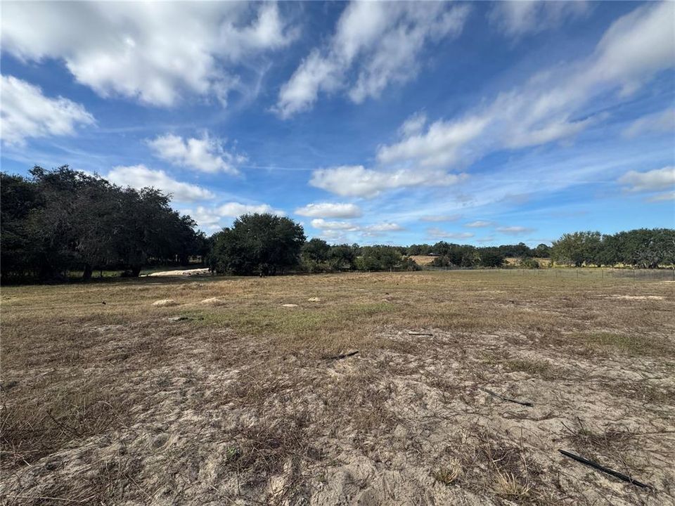 待售: $855,000 (24.92 acres)