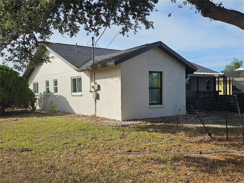 Active With Contract: $159,900 (2 beds, 2 baths, 1198 Square Feet)