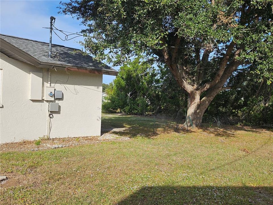 Active With Contract: $159,900 (2 beds, 2 baths, 1198 Square Feet)