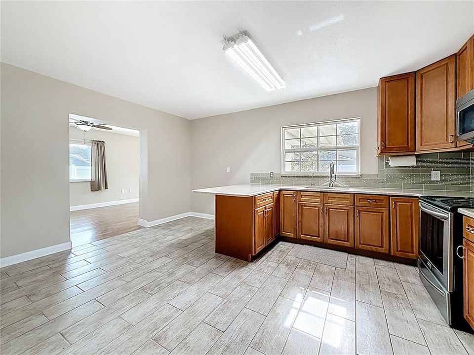 For Sale: $600,000 (6 beds, 3 baths, 2722 Square Feet)