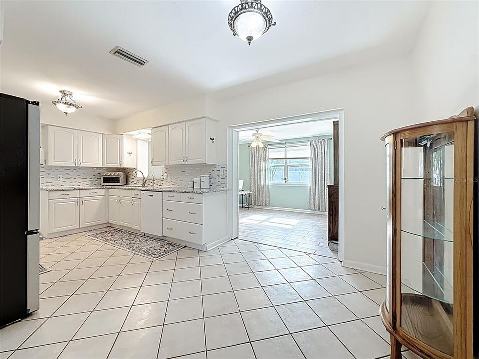 For Sale: $600,000 (6 beds, 3 baths, 2722 Square Feet)