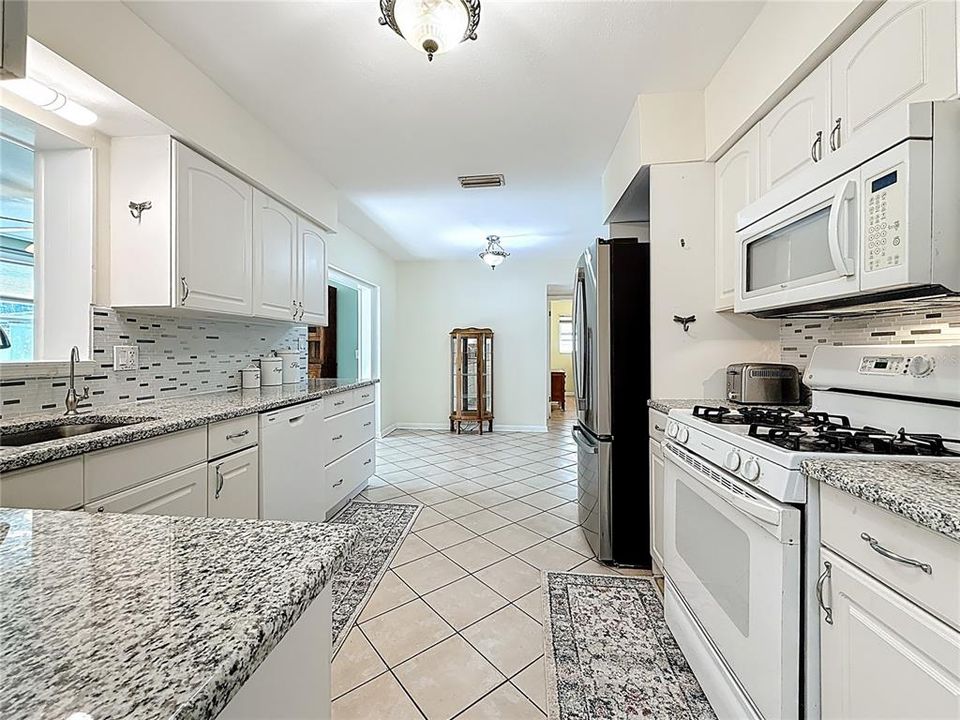 For Sale: $600,000 (6 beds, 3 baths, 2722 Square Feet)