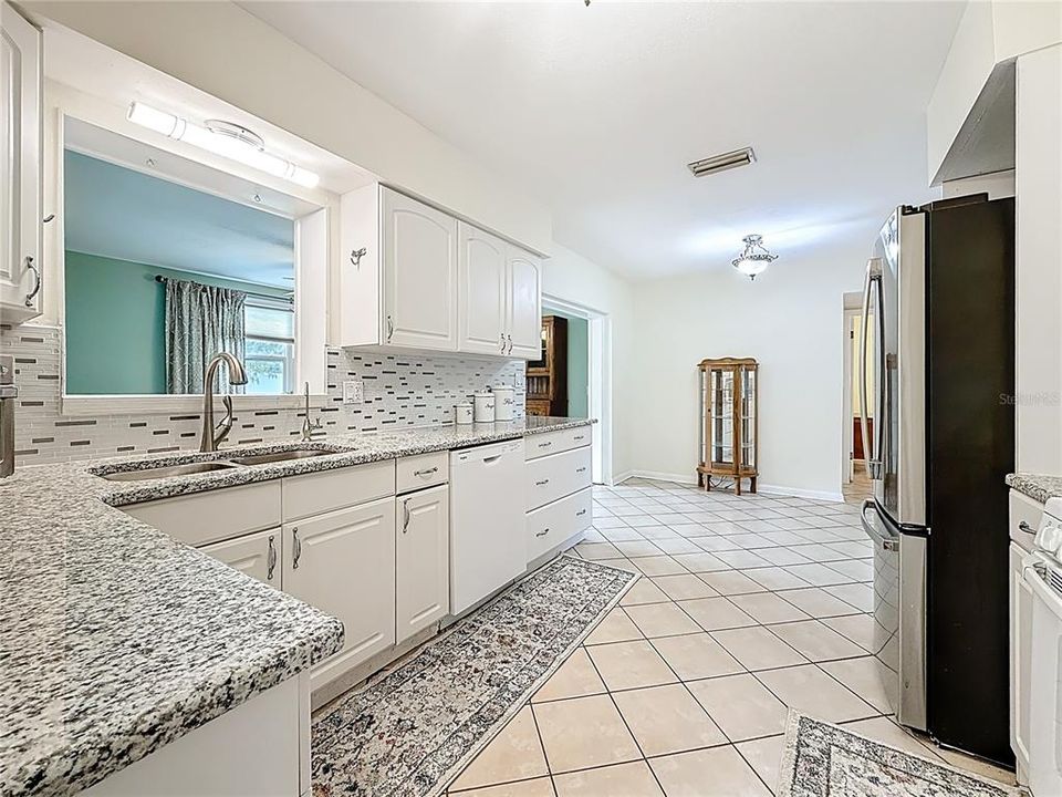 For Sale: $600,000 (6 beds, 3 baths, 2722 Square Feet)