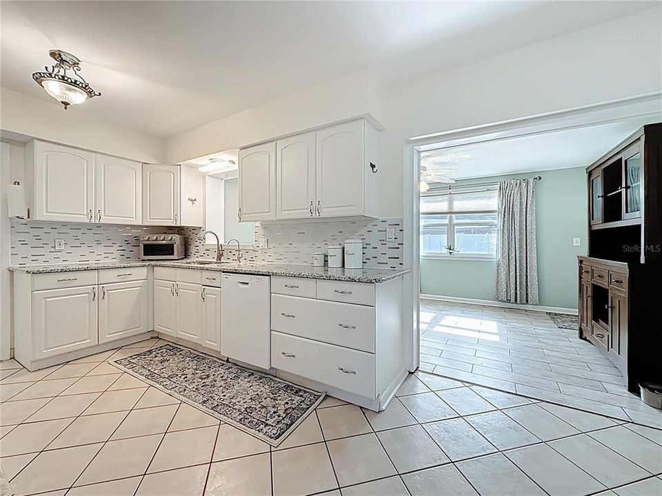 For Sale: $600,000 (6 beds, 3 baths, 2722 Square Feet)