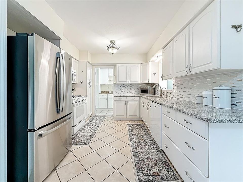 For Sale: $600,000 (6 beds, 3 baths, 2722 Square Feet)