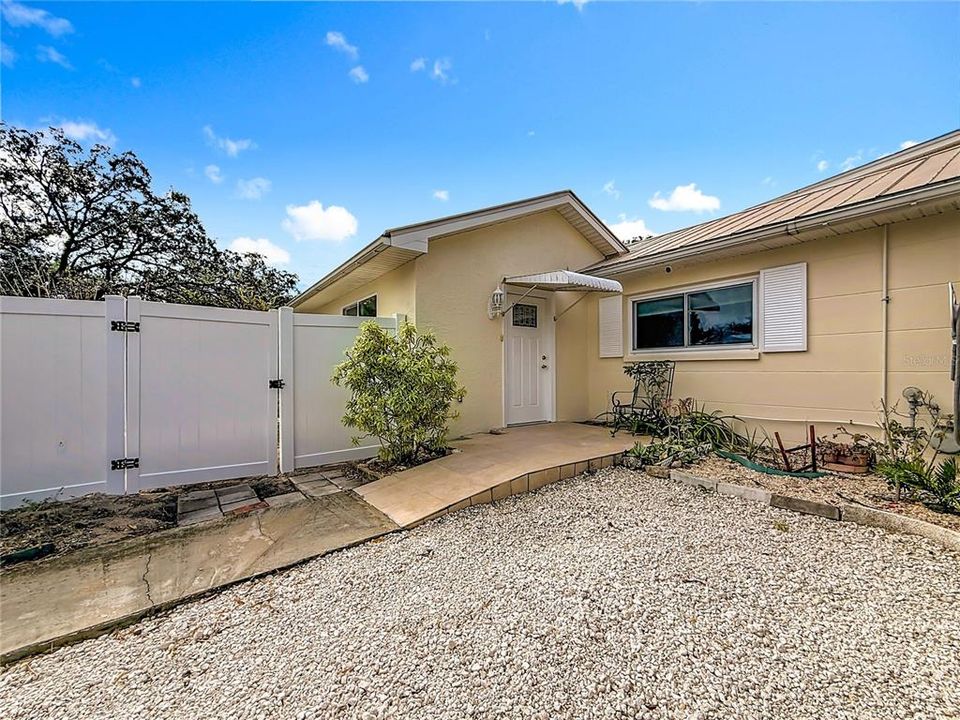 For Sale: $600,000 (6 beds, 3 baths, 2722 Square Feet)