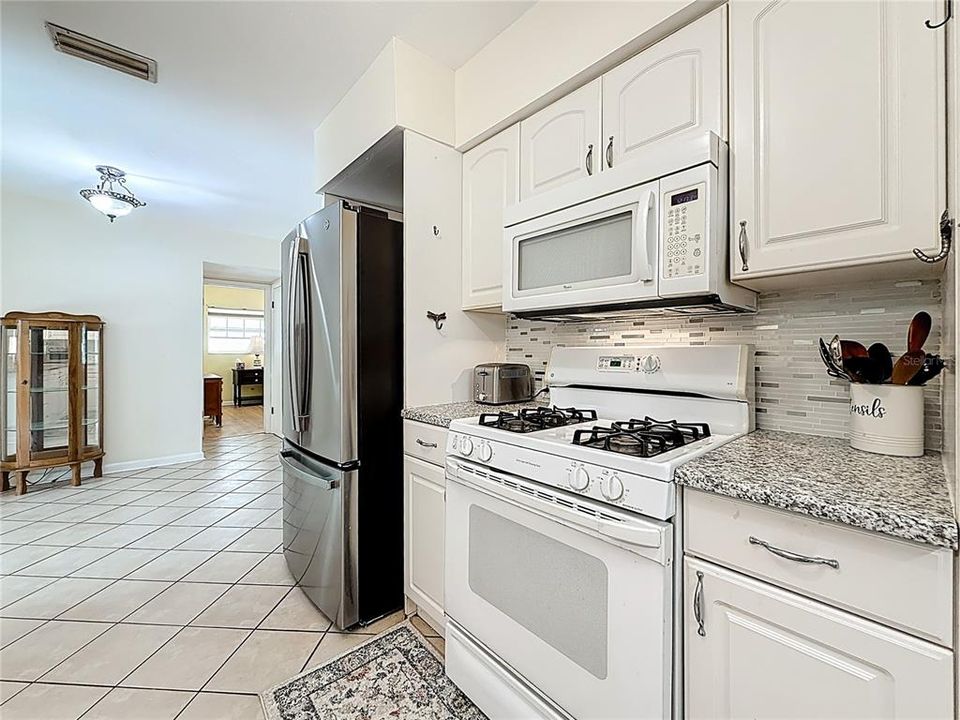 For Sale: $600,000 (6 beds, 3 baths, 2722 Square Feet)