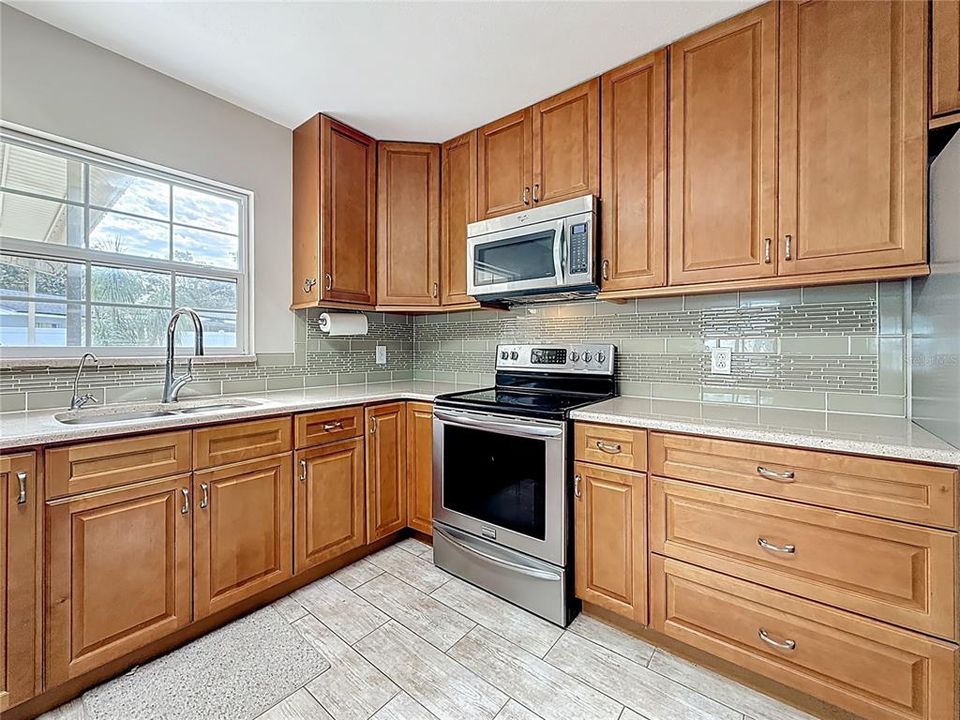 For Sale: $600,000 (6 beds, 3 baths, 2722 Square Feet)