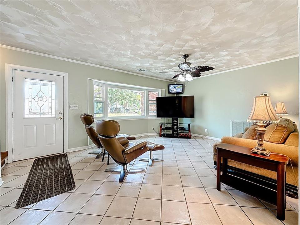 For Sale: $600,000 (6 beds, 3 baths, 2722 Square Feet)