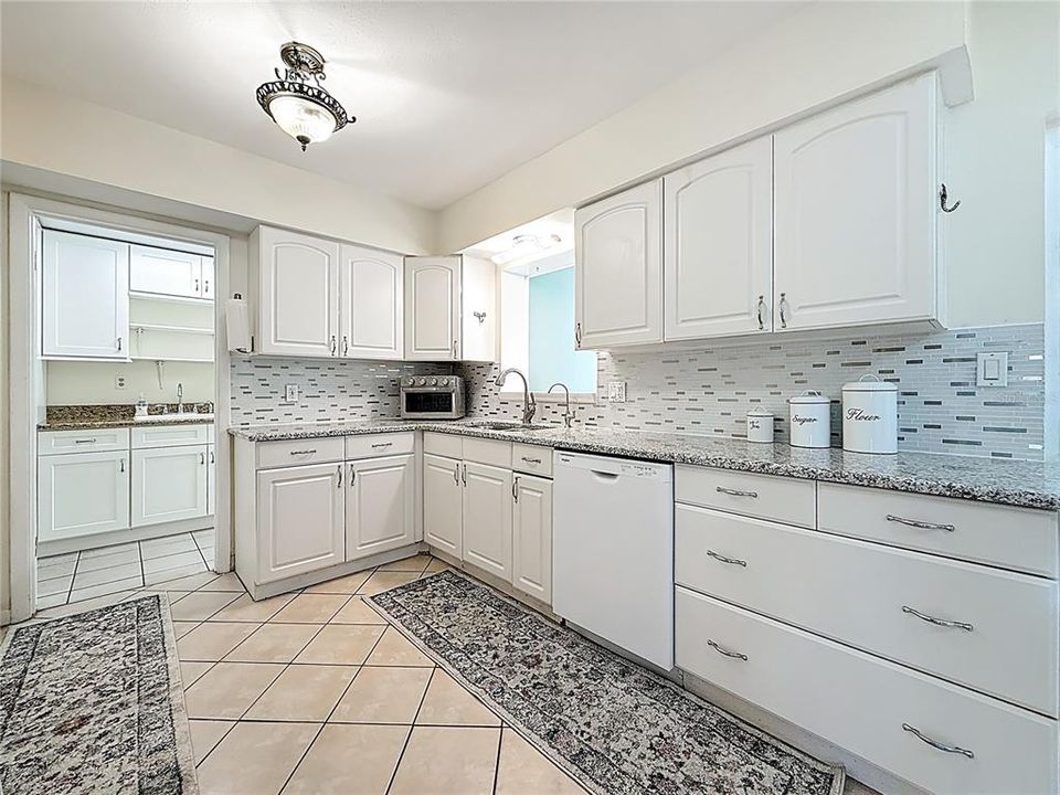 For Sale: $600,000 (6 beds, 3 baths, 2722 Square Feet)