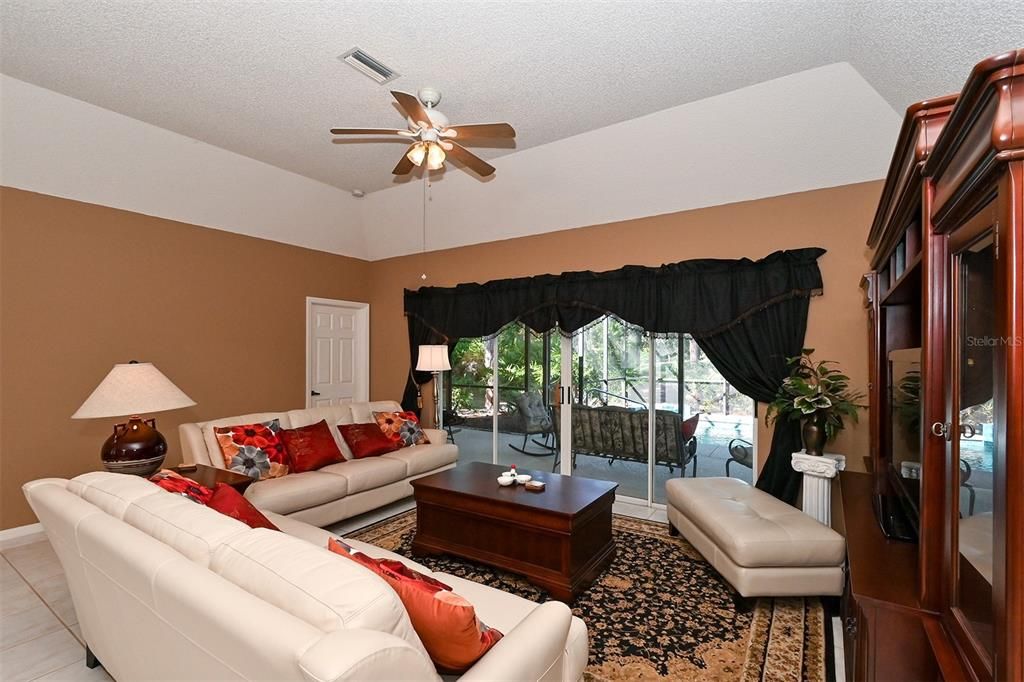 出租: $3,000 (3 贝兹, 2 浴室, 1905 平方英尺)