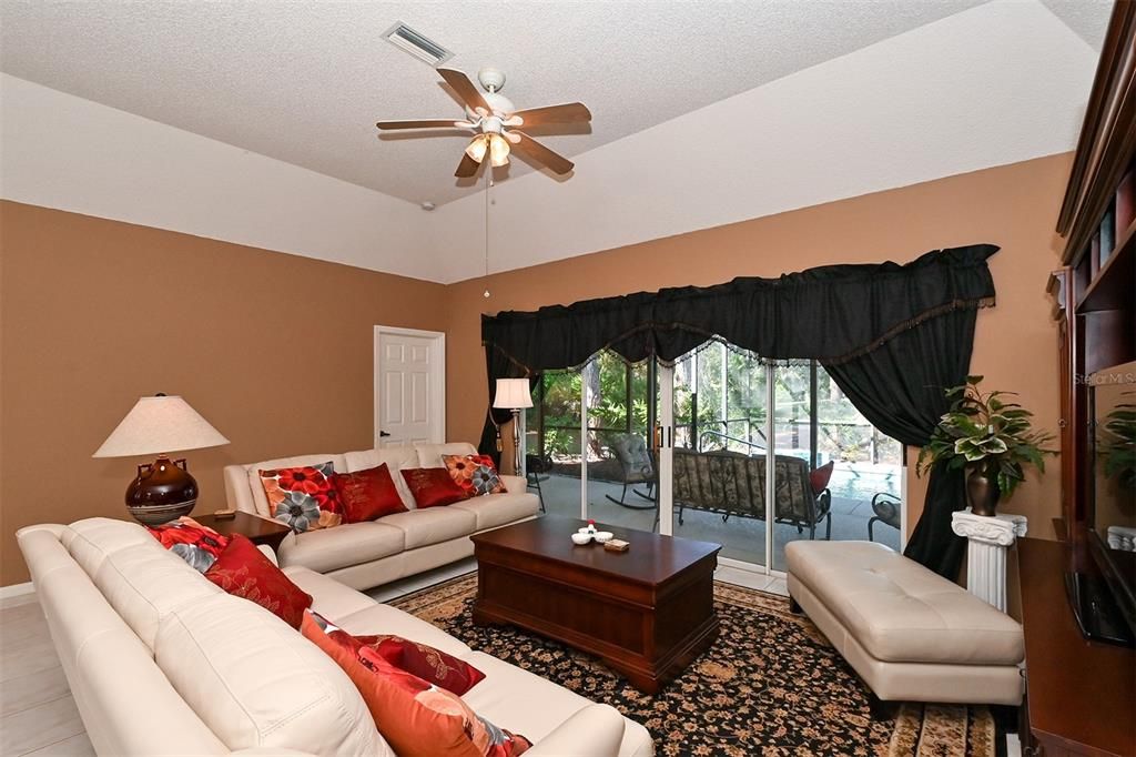 出租: $3,000 (3 贝兹, 2 浴室, 1905 平方英尺)