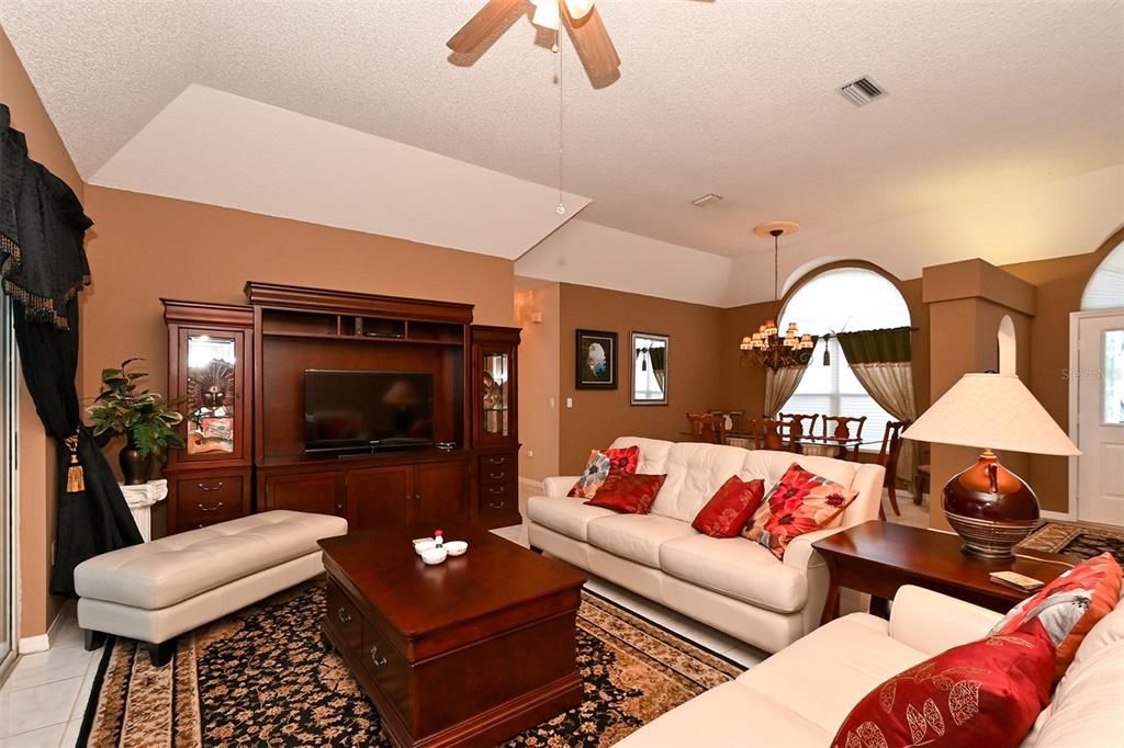 出租: $3,000 (3 贝兹, 2 浴室, 1905 平方英尺)