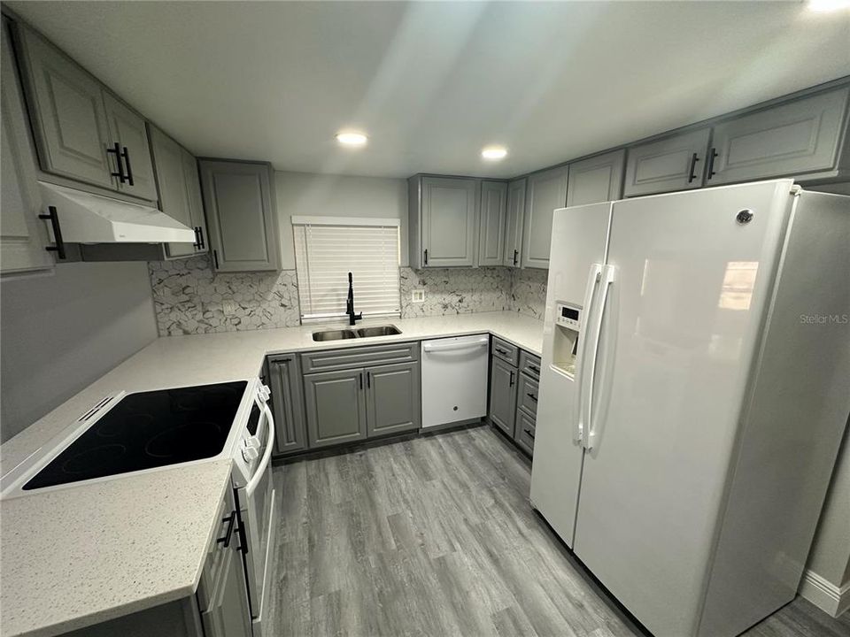 На продажу: $349,900 (3 спален, 2 ванн, 1548 Квадратных фут)