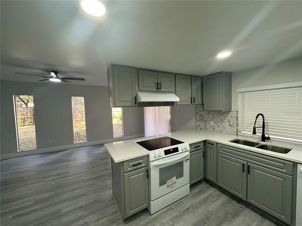 На продажу: $349,900 (3 спален, 2 ванн, 1548 Квадратных фут)