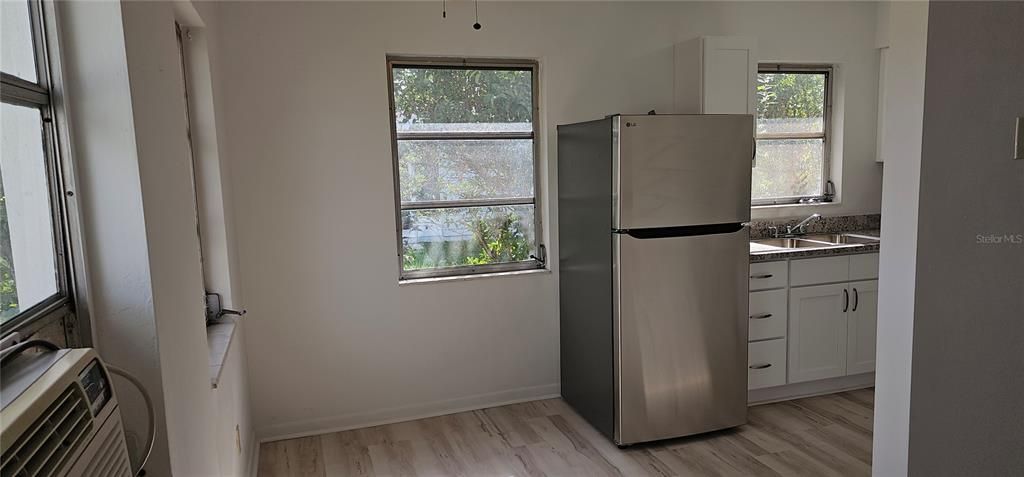 出租: $1,225 (1 贝兹, 1 浴室, 490 平方英尺)