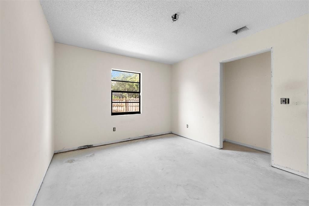 For Sale: $359,900 (4 beds, 2 baths, 2076 Square Feet)