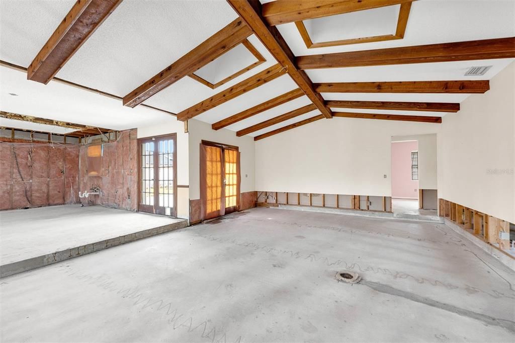 For Sale: $359,900 (4 beds, 2 baths, 2076 Square Feet)