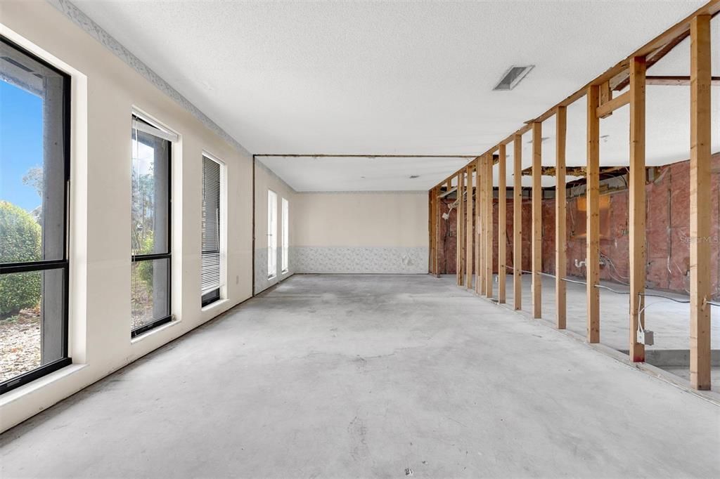 For Sale: $359,900 (4 beds, 2 baths, 2076 Square Feet)