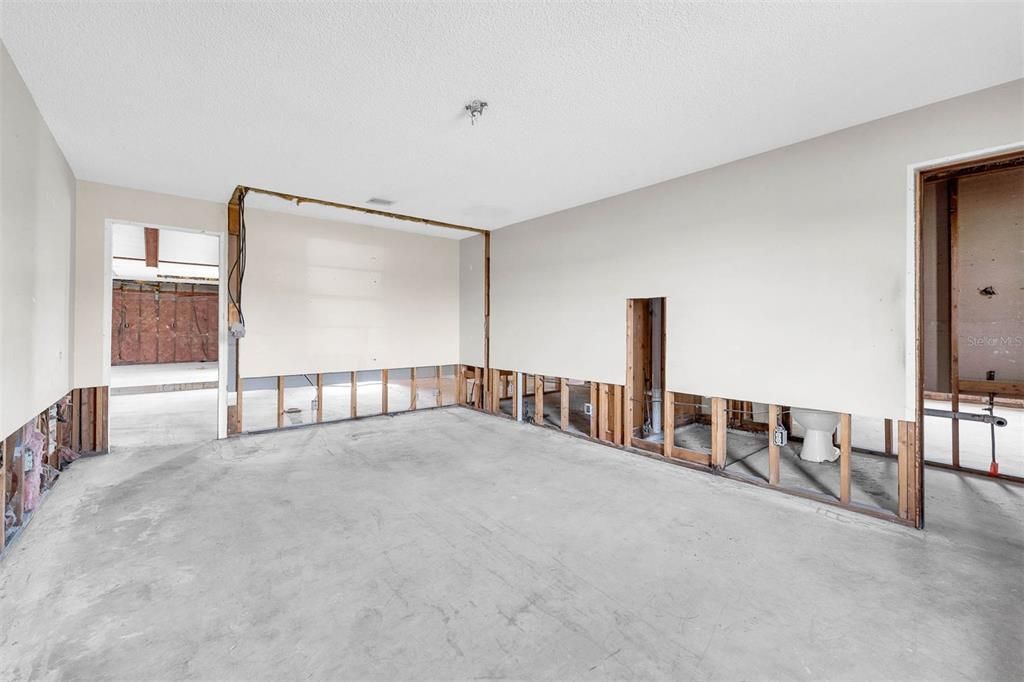 For Sale: $359,900 (4 beds, 2 baths, 2076 Square Feet)