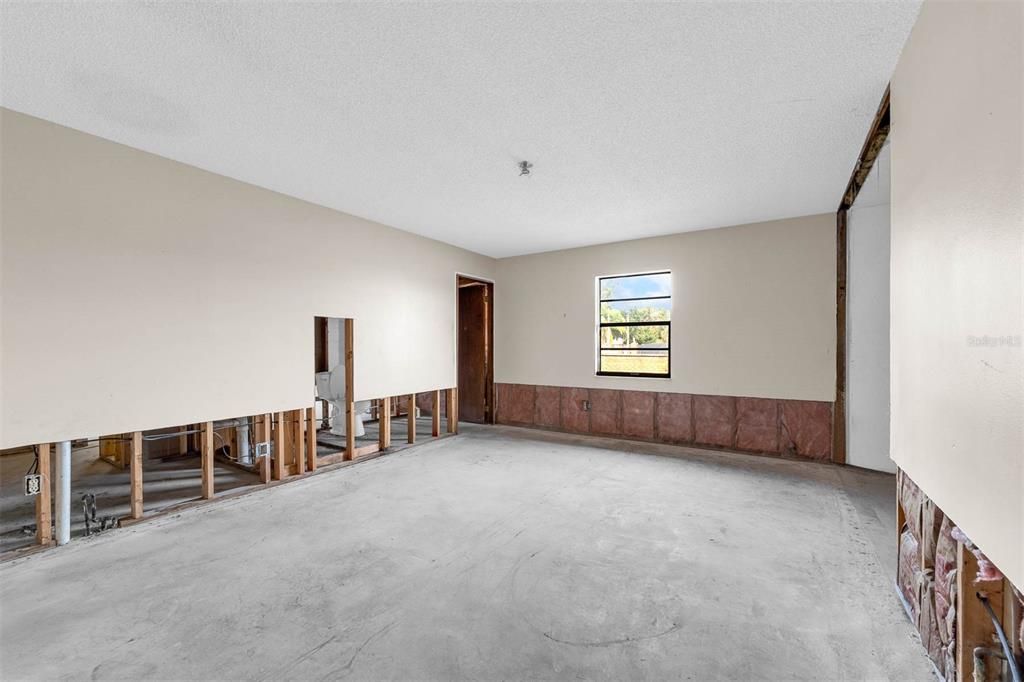 For Sale: $359,900 (4 beds, 2 baths, 2076 Square Feet)