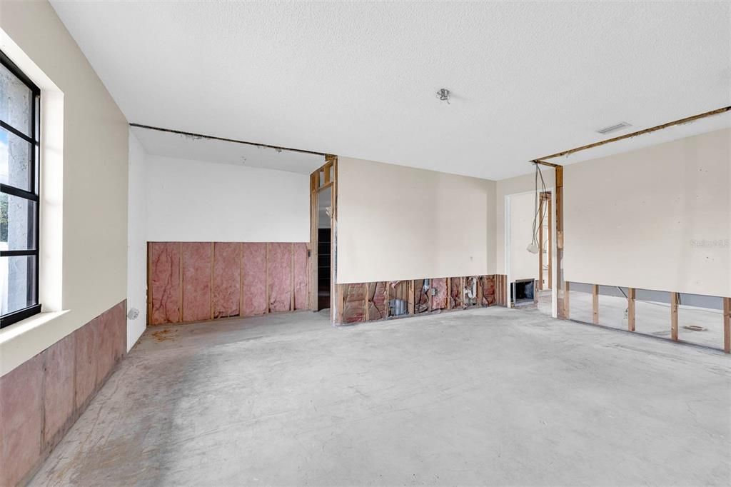 For Sale: $359,900 (4 beds, 2 baths, 2076 Square Feet)