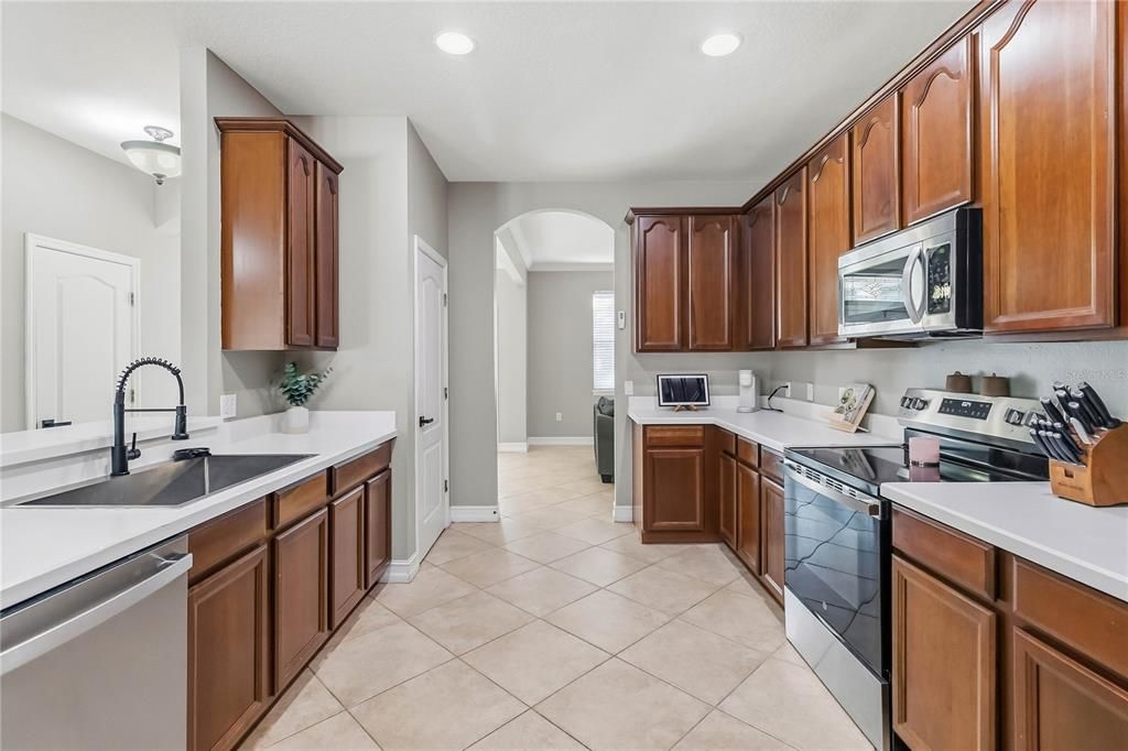 待售: $425,000 (4 贝兹, 2 浴室, 2552 平方英尺)