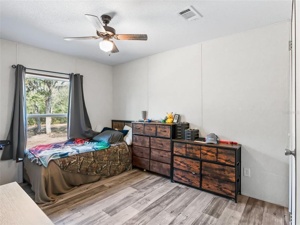 For Sale: $395,000 (5 beds, 3 baths, 1920 Square Feet)