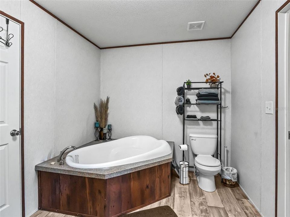 For Sale: $395,000 (5 beds, 3 baths, 1920 Square Feet)