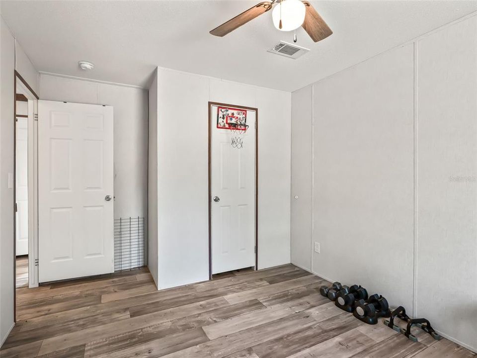 For Sale: $395,000 (5 beds, 3 baths, 1920 Square Feet)