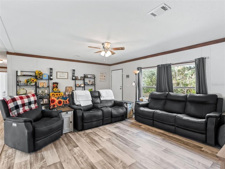 For Sale: $395,000 (5 beds, 3 baths, 1920 Square Feet)