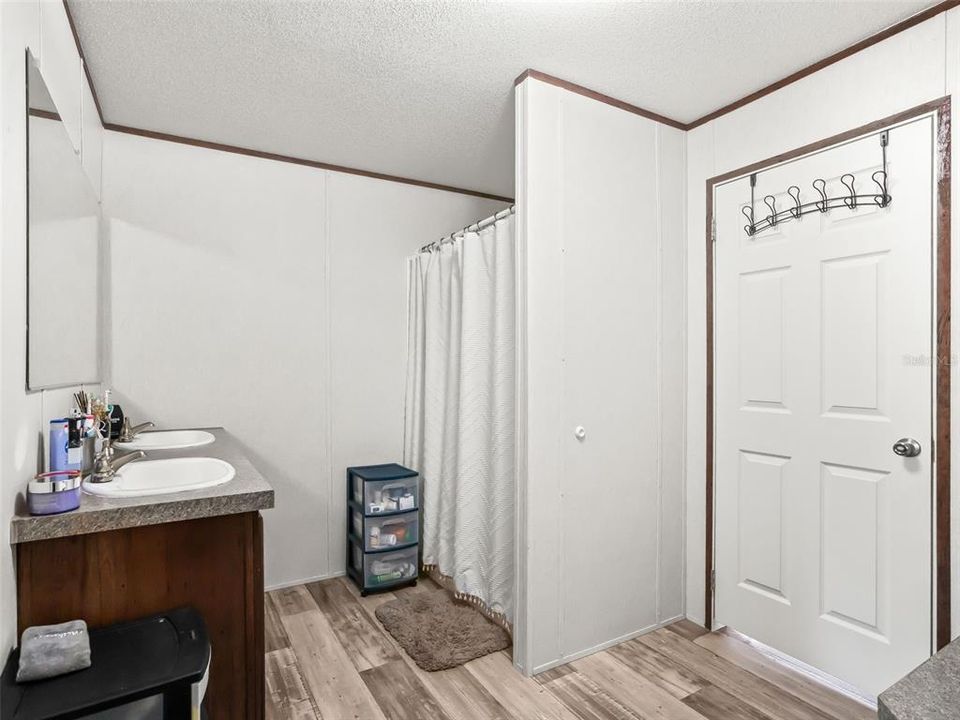 For Sale: $395,000 (5 beds, 3 baths, 1920 Square Feet)