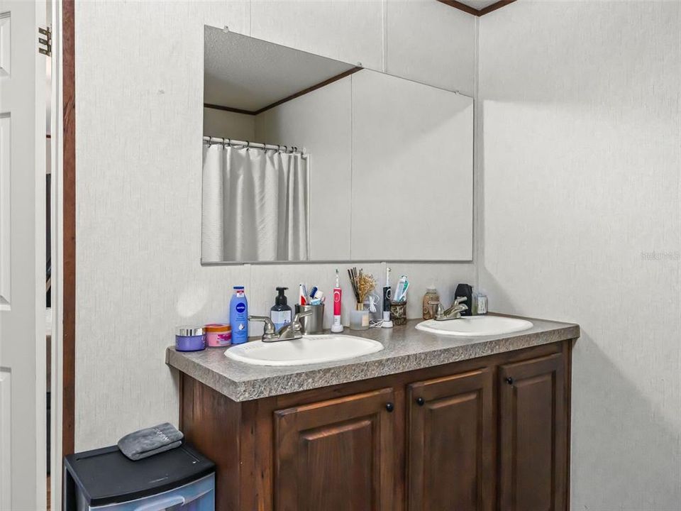 For Sale: $395,000 (5 beds, 3 baths, 1920 Square Feet)