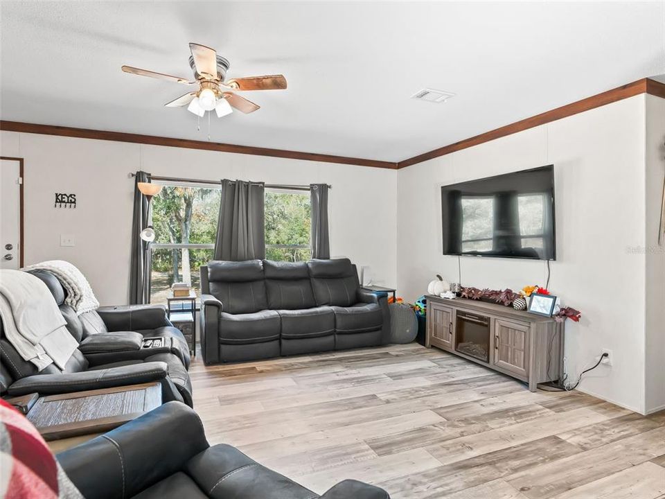 For Sale: $395,000 (5 beds, 3 baths, 1920 Square Feet)