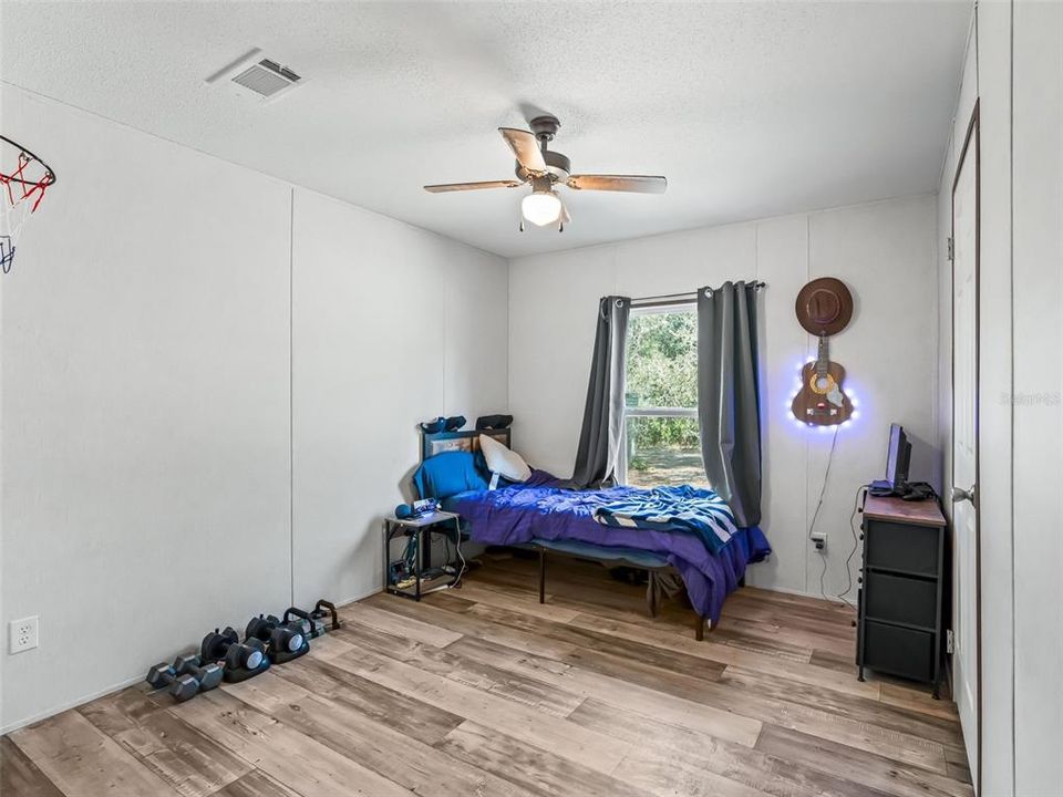 For Sale: $395,000 (5 beds, 3 baths, 1920 Square Feet)