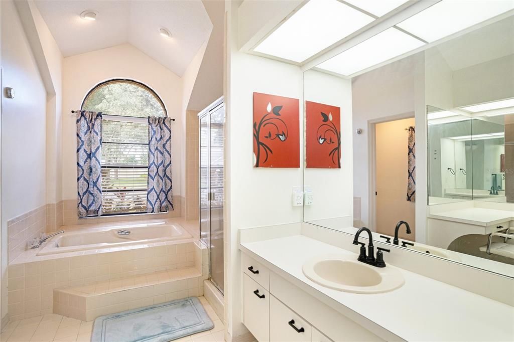 待售: $600,000 (4 贝兹, 2 浴室, 2765 平方英尺)