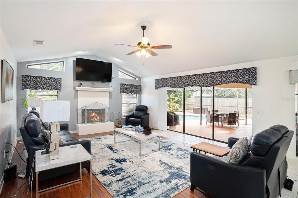 待售: $600,000 (4 贝兹, 2 浴室, 2765 平方英尺)