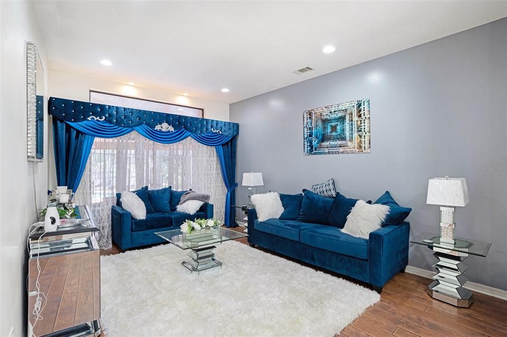 待售: $600,000 (4 贝兹, 2 浴室, 2765 平方英尺)