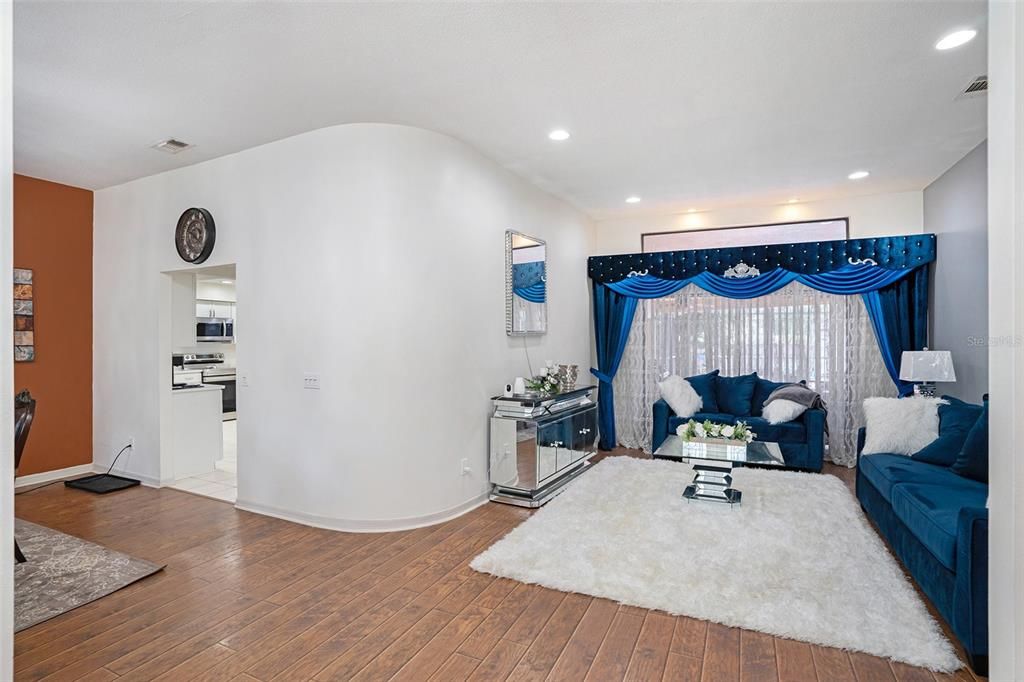 待售: $600,000 (4 贝兹, 2 浴室, 2765 平方英尺)