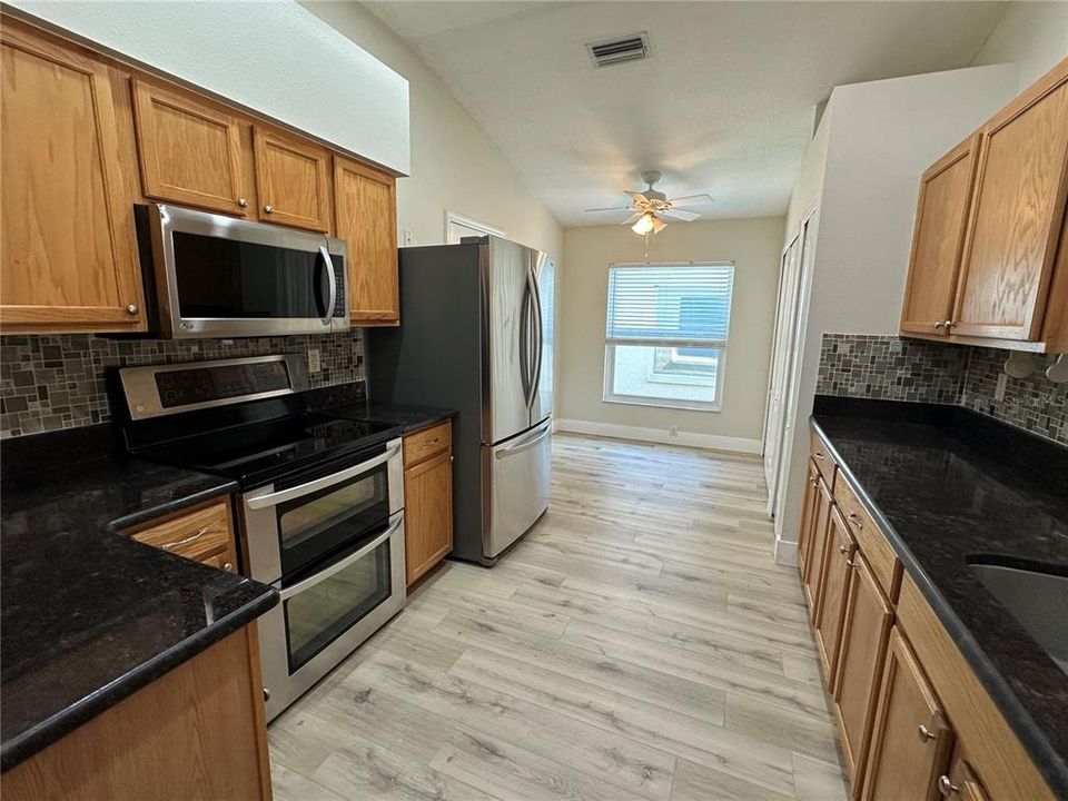 待售: $390,000 (4 贝兹, 2 浴室, 1675 平方英尺)